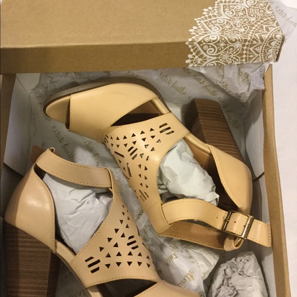 HOST PIC NEW IN BOX ALTAR’D STATE HEELS❤️❤️❤️❤️ - Picture 3 of 8